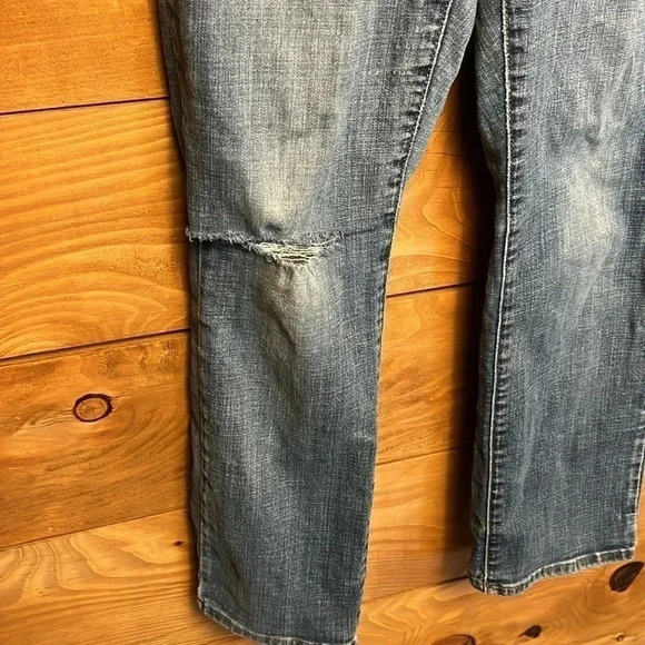 Womens Levis size 6 Classic Straight Distressed hole in right knee streetwear - Picture 6 of 11
